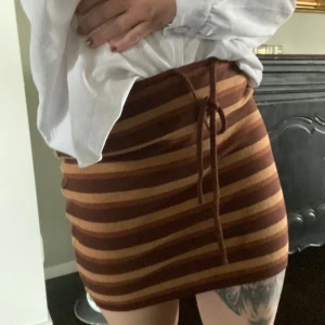 Dollskill kjol randig goth  - Dollskill kjol L skulle säga den passar M-L