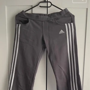 Lågmodjade adidas byxor - Lågmodjade adidas mjukisbyxor straight byxor i mörkgrå färg