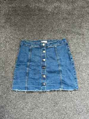 Säljer denna jeans kjol efter min storasyster. Då den är för stor och kommer inte till användning!💌 Den är använd ett par gånger men är i bra skick ändå!💗 perfekt till sommaren!💌 frakten får man stå för själv!💫💗 skriv för fler bilder!🤗💗💫