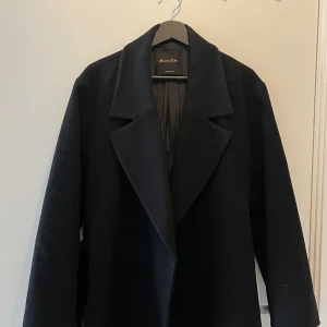 Kappa i ull - Massimo Dutti - Massimo Dutti kappa i 77% ull, inköpt i höstas, slutsald på de mesta sidor!  Lite oversized i modellen (är vanligtvis M, se sista bilden för passform) och passar till det mesta! Inköpt för 2500kr men kom gärna med förslag☺️