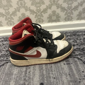 Jordans 1  - Hej, säljer dessa jordans 1 pågrund av att de inte kommer till användan. Har använt de drygt ett halvår. Rengör de såklart innan jag fraktar de. Möts också upp i Stockholm.  8/10. Tror jag köpte de för 2500 men kan sälja dom för 1000 kr 