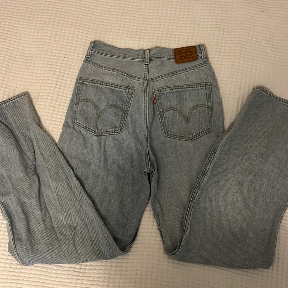 Levis jeans bra skick. W28 och L33, säljer pågrund av att de inte längre passar mig 💕modell high loose.. Jeans & Byxor.