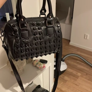 Handväska  - Så fin väska! Lite smink fläckar inuti väskan (se bild 2) går säkert bort om man rengör💞 långa badet är avtagbart!