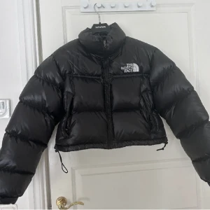 North face jacka  - En svart North face jacka i ny skick! Köpt för 3500kr och kan tänka mig att sälja den för 500 vid snabb affär! Säljer pga jag köpt en ny jacka. Strl s men passar även xs och M pga justerbar midja. Kan skicka mer bilder om intresset finns! ❤️
