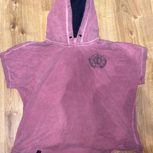 Slipknot Tröja - Röd slipknot tröja med luva, ganska använd, inga hål eller problem på den, saknar luv snöret eller va de heter, Storlek L