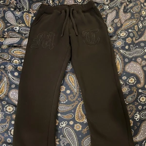 Tuttolente byxor - Helt ny. Storlek M skriv gärna för fler bilder. Tripple black byxor. Original pris 1700 kr.