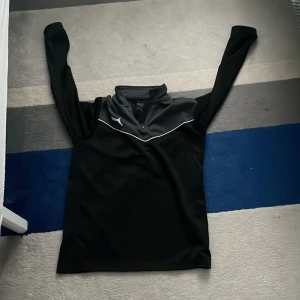 Puma tröja - En puma tröja med kort dragkedja, andvänd ca 3 gånger. Storlek 164 Tel:0760706942