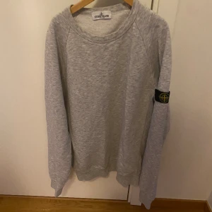 Stone island crewneck - En riktigt snygg stone island hoodie. Skick 9/10 nästan ny.