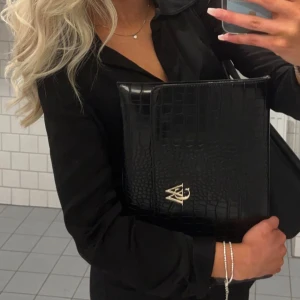 Datorfodral  - Datafodral från Carin Wester, köpt på Åhléns🤍 tappat lite guldfärg från detaljen men annars jättefin