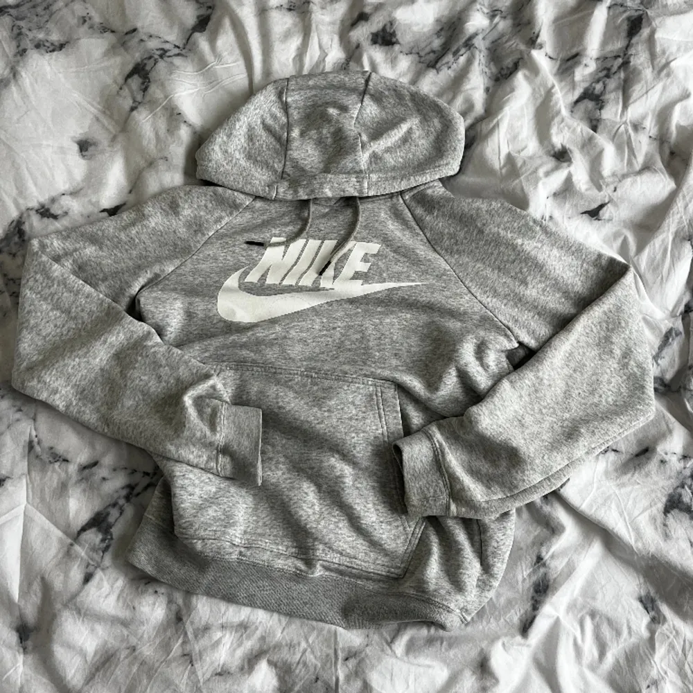 Grå hoodie från Nike i strl XS. Nyskick!! Hör av er vid frågor etc. . Tröjor & Koftor.