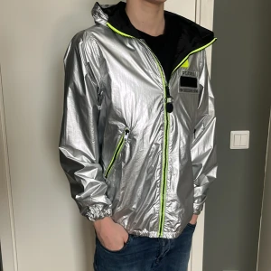Diesel Between-Seasons Jacket Jmatise Jacket - Helt oanvänd fick den förra julen!men den kom aldrig till användning. Riktigt snygg jacka till dig som vill sticka ut lite från mängden. Den gpr för 2500 ny mitt pris är 1500