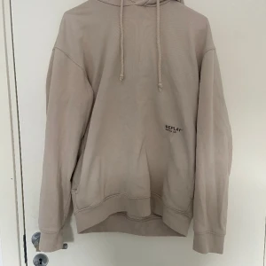 Replay Hoodie - Tjenare, säljer nu en riktigt schyss hoodie ifrån Replay. Kostar 1199 kr ny. Skriv gärna vid funderingar eller prisförslag. Priset är inte ristat i sten👍