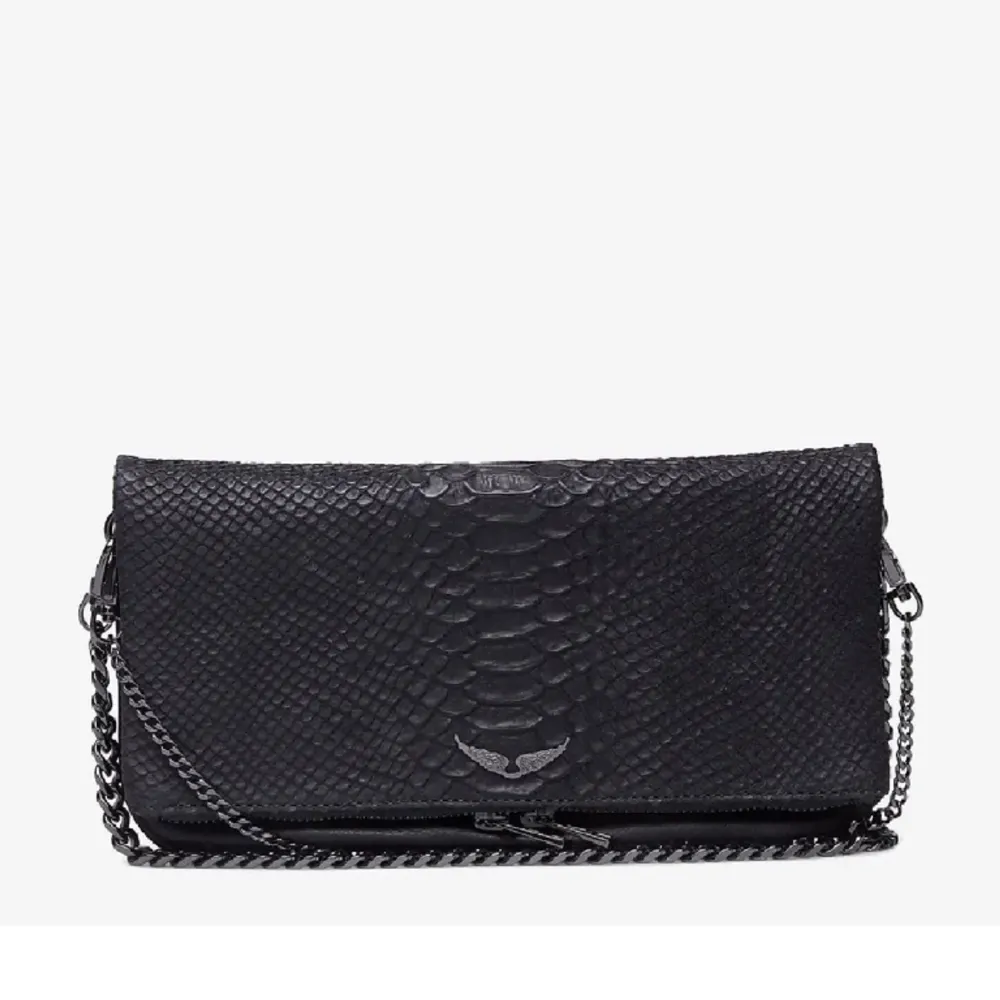 Säljer min svarta Zadig väska med orm/krokodilmönster som knappt är använd. Väskor.