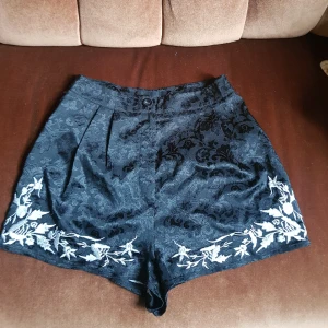 Sidenshorts - 🖤Shorts från Minkpink🖤 Storlek XS  97% polyester 3% elastan   Känns som sidenshorts.   Noppig/trådigt vid benslut och midjan.  Knapp o dragkedja.   