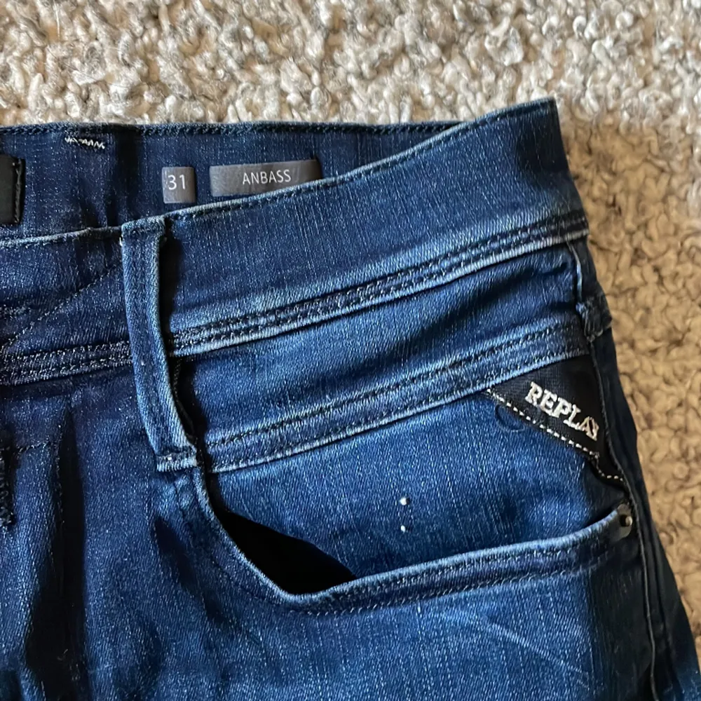 Blåa jeans från replay i modellen Anbass. Storlek W31 L32. Skick 8/10. Vid fler frågor, skriv gärna privat // AR. Jeans & Byxor.