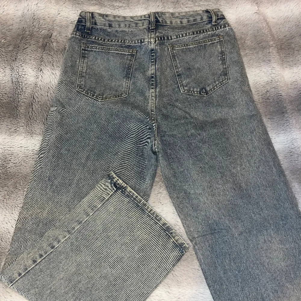 Säljer mina helt oanvänd gråa högmidjade jeans då dem ej passar mig. Jeans & Byxor.