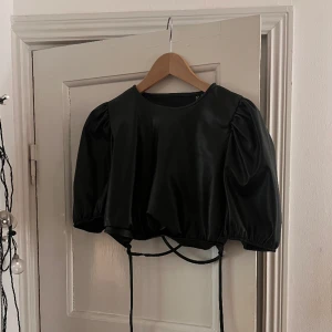 topp - Festtopp men öppen rygg i skinn😍 storlek xs från hm, säljs inte längre 