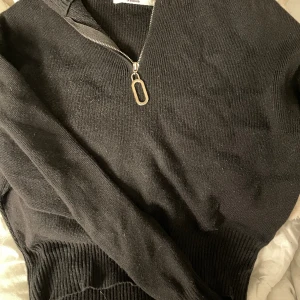 as cool " stickad " halv zip up tröja - säljer pga behöver rensa ut mina kläder!! jätte snygg med ett långt linne under. ord pris : 399 på misay