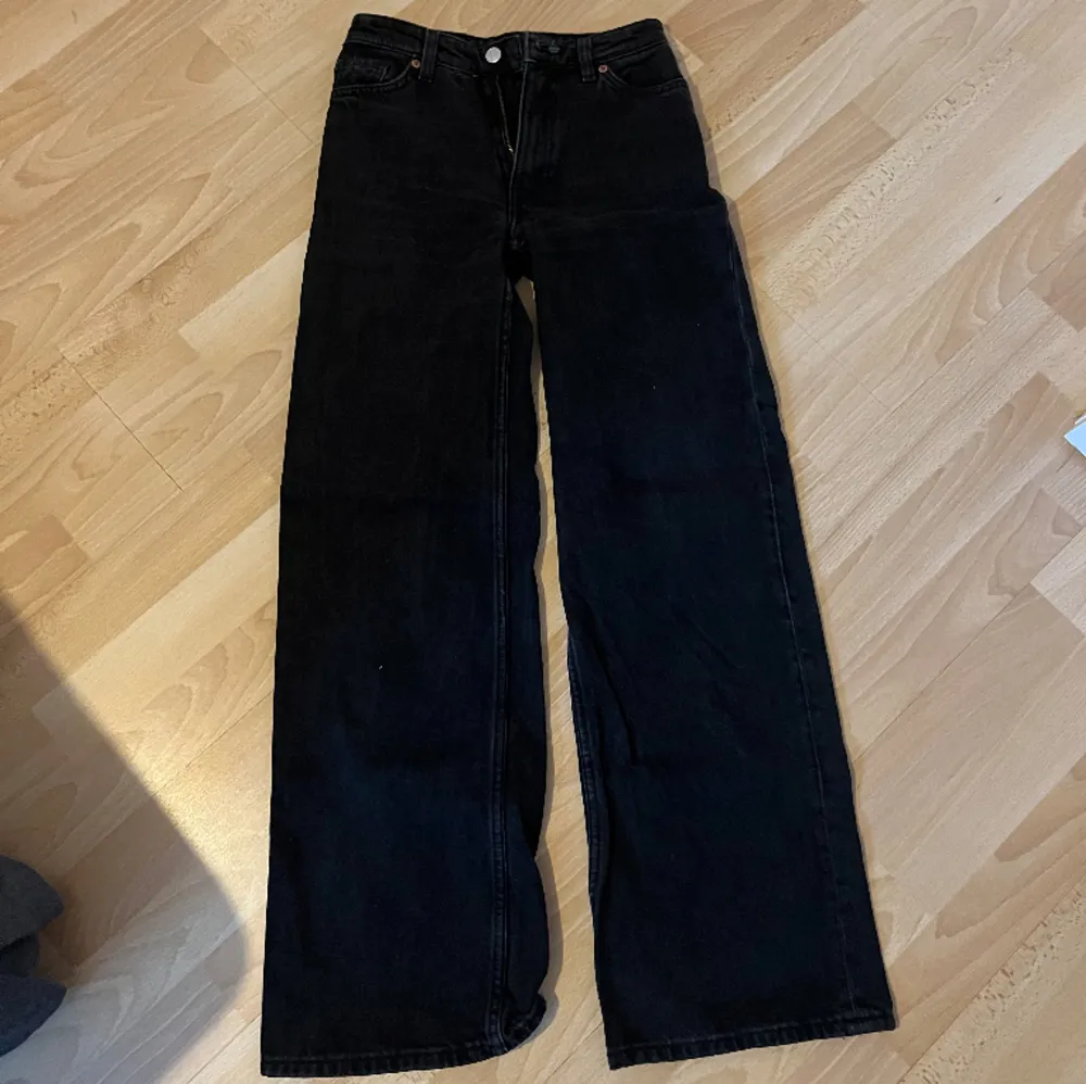 Svarta jeans från monki, strl 24. Fint skick 😊. Jeans & Byxor.
