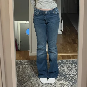 Lågmidjade Monki jeans - Dessa superfina Monki jeans kommer tyvärr aldrig till användning då de är för långa på mig. Är i nyskick och har inga defekter. Skriv om du har frågor!💕 Nypris: 499 kr