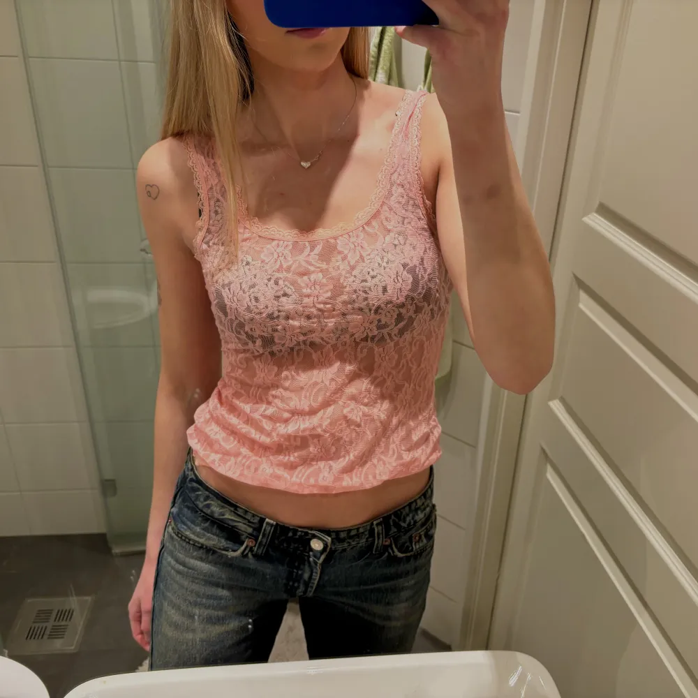 Såå himla snygg rosa spetstopp! Jättefin som den är eller med en kofta/kort t-shirt över 💞. Toppar.