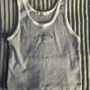 Von dutch linne - Från PULL&BEAR. Använt endast en gång. Mycket fint skick. Croppad.