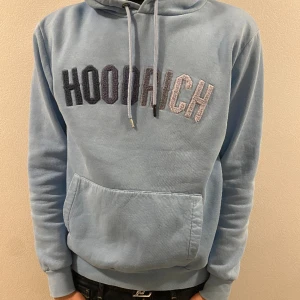 HOODRICH HOODIE  - Säljer denna snygga Hoodrich Hoodie i storlek M. Ena metallbiten på huvsnöret är borta annars inga defekter. Kan mötas upp i Örebro annars står köparen för frakten.