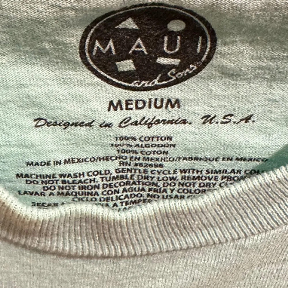 Säljer en turkos T-shirt från Maui And Sons med ett stort tryck på ryggen. Ganska oanvänd och väldigt bra skick. Ganska baggy stil. Gjord av 100% bomull och designad i Californien. . T-shirts.