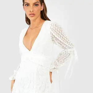 Helt oanvänd jättefin vit klänning som jag köpte inför studenten förra året men aldrig valde. Jättefina detaljer.  Från boohoo. 200 kr + frakt