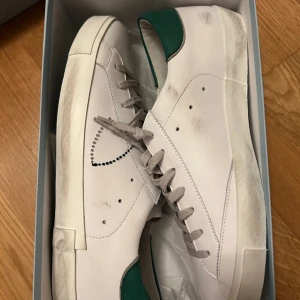 Philippe model skor - Philippe model skor i näst intill nyskick. Använda två gånger till skolan och slitaget som ses på bild är en del av designen. Ser helt nya ut. Allt ingår, alltså box, dustbag o taggar. Nypris på dessa ligger på 3700kr. 