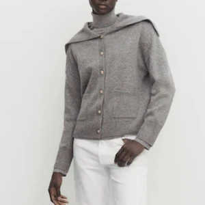 Finstickad tröja från massimodutti - Säljer pga att den inte kommer till användning, använd ca 3 ggr. I nyskick och väldigt skön. Köpte i höstas i Sturegallerian för 999 kr. Skriv gärna vid frågor. Använd EJ köp nu🫶🏻