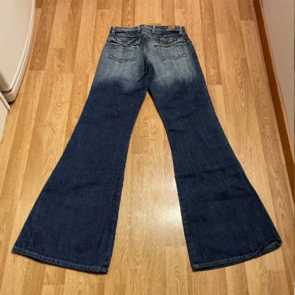 Mörkblå jeans, utsvängda / flare / bootcut. Jeans & Byxor.