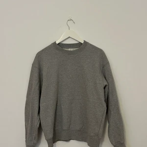 ARKET Loose fit swearshirt - Väldigt bra skick, använd fåtal gånger. Sitter som M med lite lösare stil. Nypris: 790 