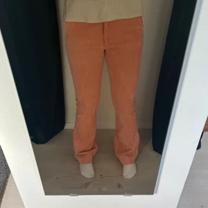 Rosa utsvängda byxor🌻 - Jättefina bootcut jeans, de är i Manchester. 