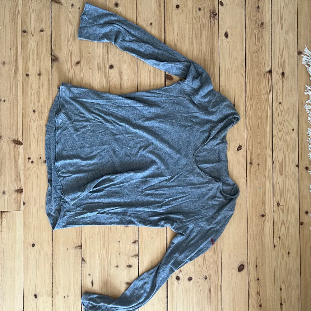 Tunn grå långärmad tröja från Zadig & Voltaire med en liten röd detalj på armen! Knappt använd så i väldigt bra skick, inte så skrynklig egentligen bara dåliga bilder :))). Neuletakit & Villapaidat.