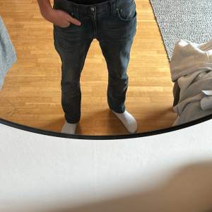 W30 L32 Säljer trendiga jeans i slim/skinny fit Bra skick De är blåa men ser gråa ut
