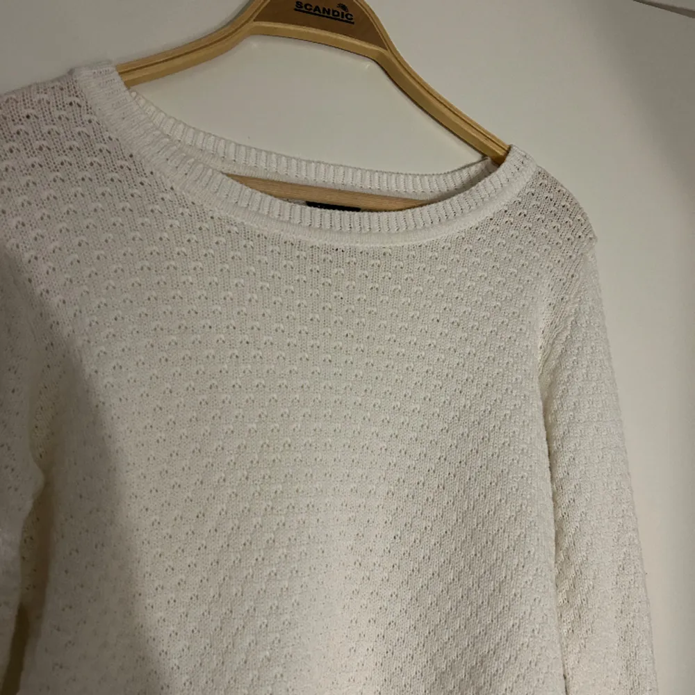 Söt stickad tröja från märket Vila. Långa ärmar och fint stickat mönster 🤍 Kan mötas upp i Örebro eller frakta genom plick 📦. Stickat.
