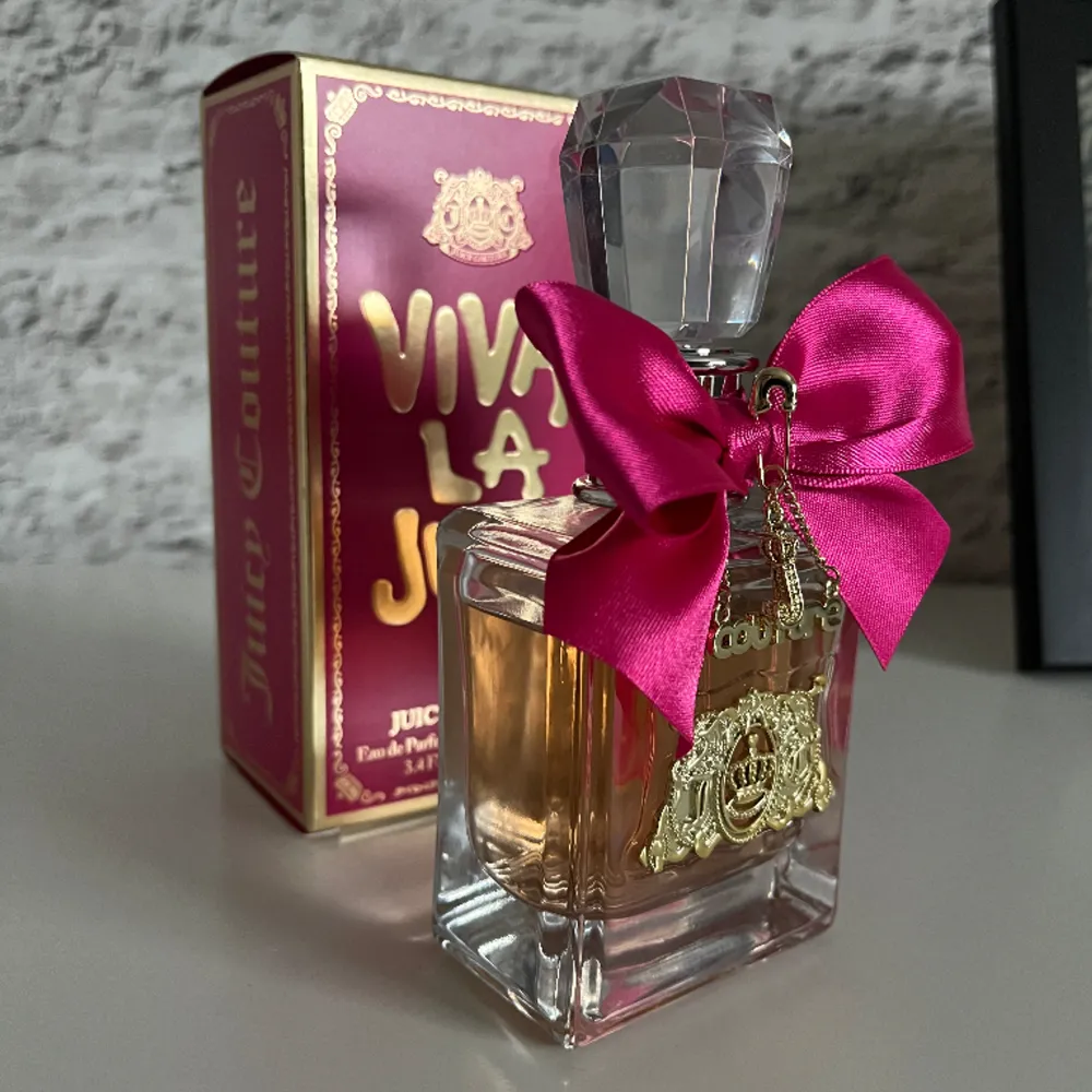 Juicy Couture parfym 100ml  Använd ett fåtal gånger . Övrigt.