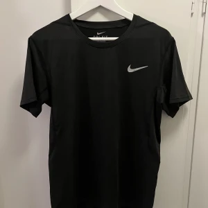 Compression Nike  - Nike träningströja. Ej använd då den är för stor. Storlek L.