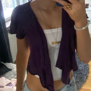 Vinröd kofta - Intresseskoll! Verkligen superfin vintage kofta från hm. Om jag säljer ska det vara ett bra pris! Skriv för frågor!