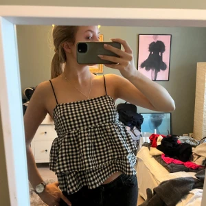 Rutig volang topp - Såååå fin rutig topp med volanger!!💞