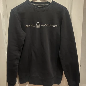 Sail racing tröja säljes - Säljer min sail racing tröja som är i fint skick. Storlek S som sitter perfekt.