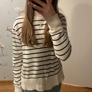Randig tröja - Säljer denna snygga randiga tröja från zara