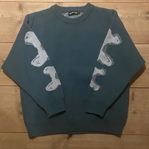 Aelfric Eden Stickad tröja - Aelfric Eden Stickad tröja med skelett mönster. Knappt använd, endast testad några gånger så den är i mycket bra skick. Nypris: 700kr Mått: 70cm i längden, armlängd 53cm