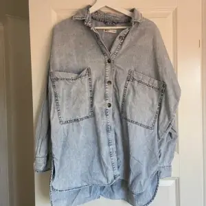 Jeansskjorta från Gina Tricot, mycket oversized i storlek. Fint skick, inte mycket använd.