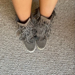 Fransskor - Gråa sneakers med fransar och lite klack, strl 39, superfina! Första två bilderna är lånade. Säljer även ett svart par i storlek 38❤️