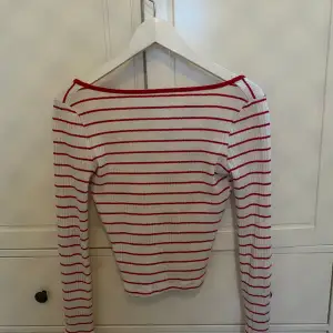 Säljer min jättegulliga röd och vit randiga tröja från NAKD, med låg rygg😊 nästan helt oanvänd och är i super skick!