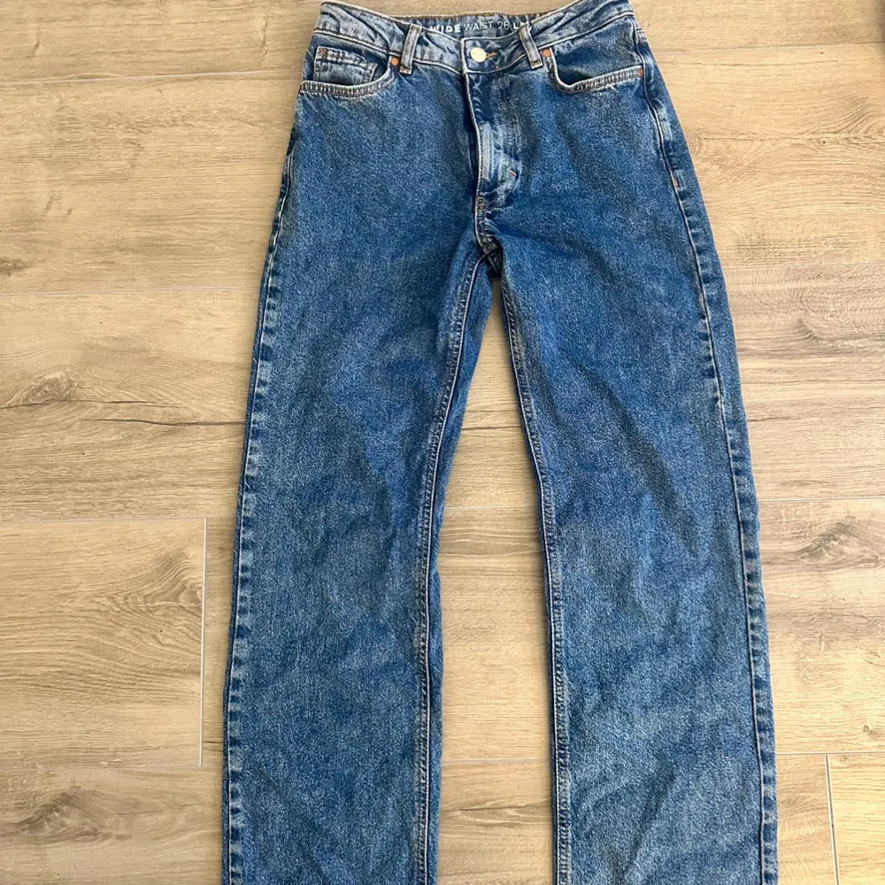 Ett par mid waist jeans från Bik bok använda 1 gång.  Midja 26 och längd 30. . Jeans & Byxor.