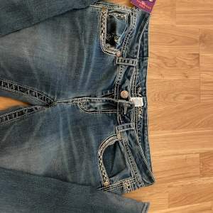 Jätte fina jeans som jag aldrig har använt, dom är låg midjade och boutcut❤️(skriv om du vill ha mer bilder eller mått)