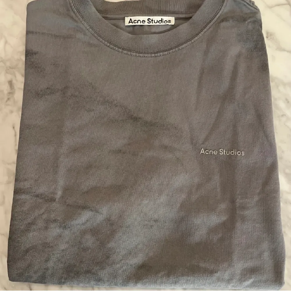 Säljer denna Acne tshirt i absoluta nyskick, storlek S men passar även M och mindre L . T-shirts.